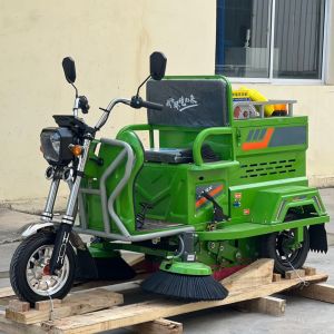 三轮电动驾驶扫地车 1300mm 清扫宽度厂区小区道路吸尘洒水清扫车